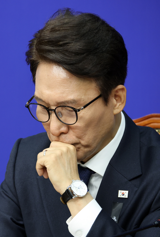 더불어민주당 김민석 당대표가 19일 국회에서 열린 최고위원회의에서 한병도 원내대표의 발언을 들으며 생각에 잠겨 있다. 연합뉴스
