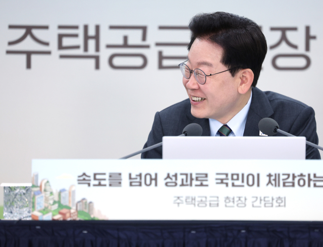 이재명 대통령이 20일 인천 계양 공공주택지구에서 열린 주택공급현장 간담회에서 미소를 짓고 있다. 연합뉴스