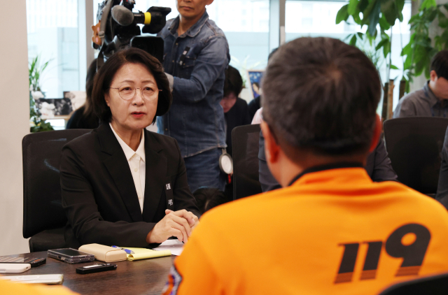 20일 경기도 수원시 경기도청에서 추미애 경기도지사가 전국공무원노동조합 소방본부 소방관들과 간담회를 하고 있다. 연합뉴스