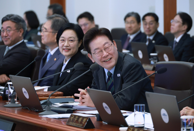 이재명 대통령이 20일 청와대에서 열린 국무회의에서 미소를 짓고 있다. 연합뉴스
