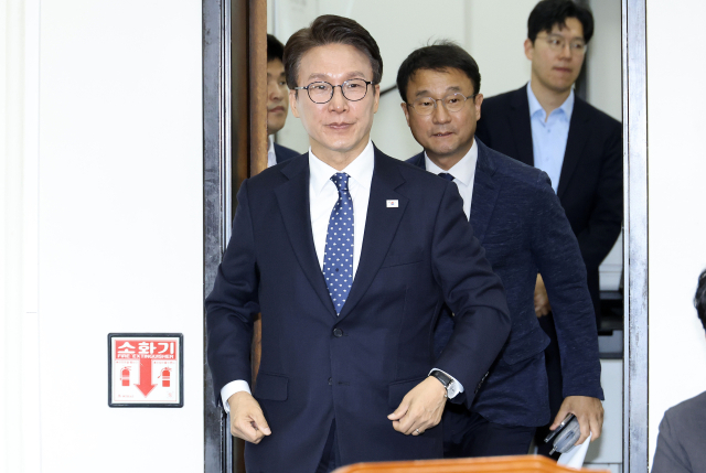 더불어민주당 김민석 대표와 한병도 원내대표가 21일 국회에서 열린 최고위원회의에 입장하고 있다. 연합뉴스