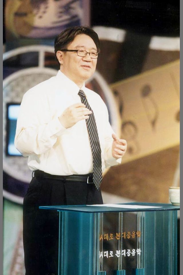 EBS 방송 '강헌의 시대로 본 대중음악' 진행자 강헌 대중음악평론가. 부산일보DB