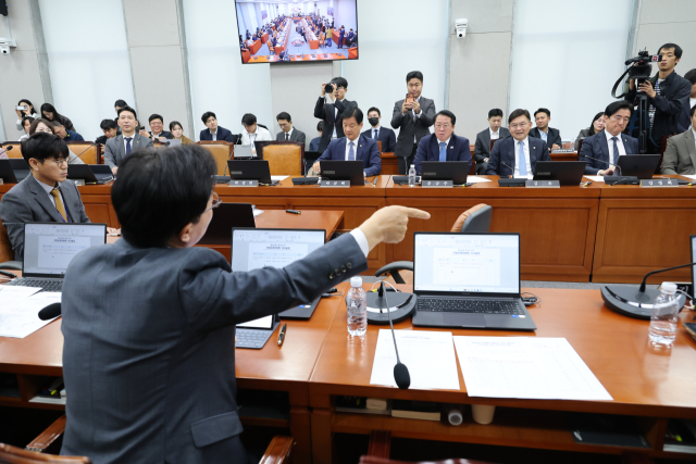 21일 국회에서 열린 운영위원회 전체회의에서 국민의힘 윤용근 위원이 국정감사 증인 채택을 두고 민주당 위원들과 설전을 벌이고 있다. 연합뉴스