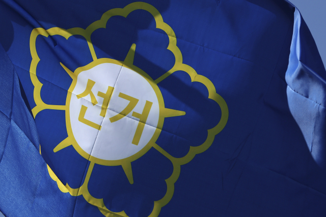 이태한 선거관리위원회 특별검사팀이 압수수색 중인 21일 과천 중앙선거관리위원회 모습. 이 특검팀은 이날 외유성 출장 의혹을 받는 노태악 전 중앙선거관리위원장의 자택과 중앙선관위를 압수수색했다. 연합뉴스
