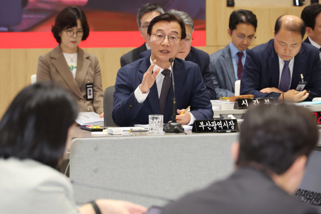 21일 부산시 연제구 부산시청에서 열린 국회 행정안전위원회의 부산시에 대한 국정감사에서 전재수 부산시장이 의원 질의에 답변하고 있다. 연합뉴스
