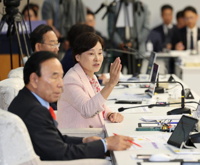 국민의힘 서명옥 의원이 21일 울산시청에서 열린 국회 행정안전위원회의 울산시 국정감사 도중 김상욱 시장의 답변 태도에 대해 위원장에게 항의하고 있다. 연합뉴스