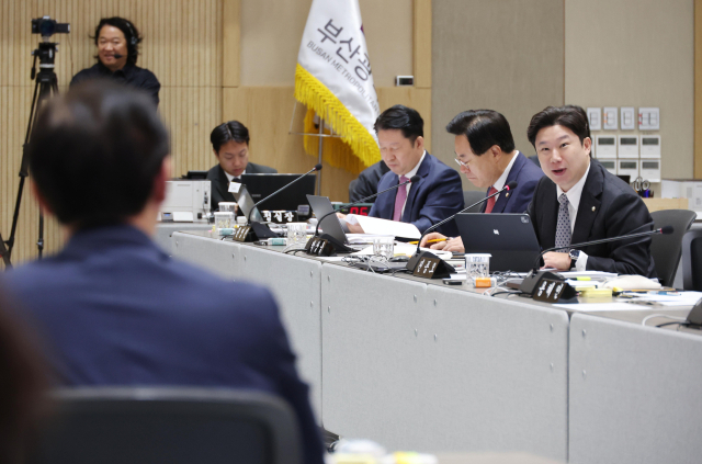 21일 부산시청 대회의실에서 국회 행정안전위원회의 부산시 국정감사에서 국민의힘 진종오 의원이 전재수 부산시장에게 통일교 금품수수 의혹 등을 집중 질의하고 있다. 정종회 기자 jjh@