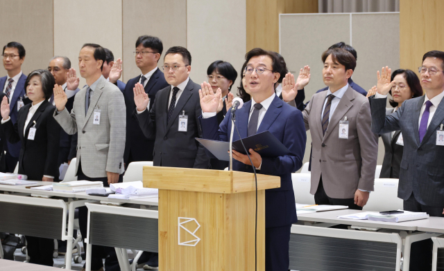 전재수 부산시장과 시 간부들이 21일 부산시청에서 열린 국회 행정안전위원회의 부산시에 대한 국정감사에서 증인 선서를 하고 있다. 정종회 기자 jjh@