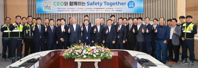 한국서부발전은 21일 충남 태안발전본부에서 이상용 서부발전 기술안전부사장과 협력사 대표, 근로자 대표 등 60여 명이 참석한 가운데 하반기 ‘시이오(CEO)와 함께하는 안전동행’을 개최했다. 이상용 서부발전 기술안전부사장(앞줄 왼쪽 세 번째) 등 참석자들이 기념촬영하는 모습. 서부발전 제공