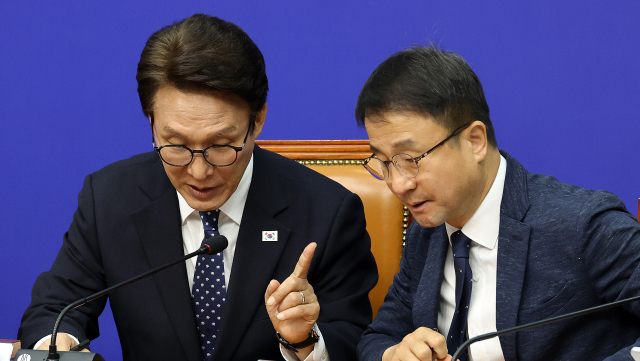 더불어민주당 김민석 대표와 한병도 원내대표가 지난 21일 국회에서 열린 최고위원회의에서 귀엣말하고 있다. 연합뉴스