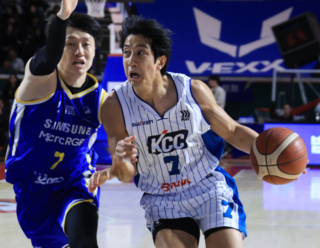 지난 21일 서울 잠실학생체육관에서 열린 삼성전에서 KCC 허훈이 돌파를 시도하고 있다. 연합뉴스