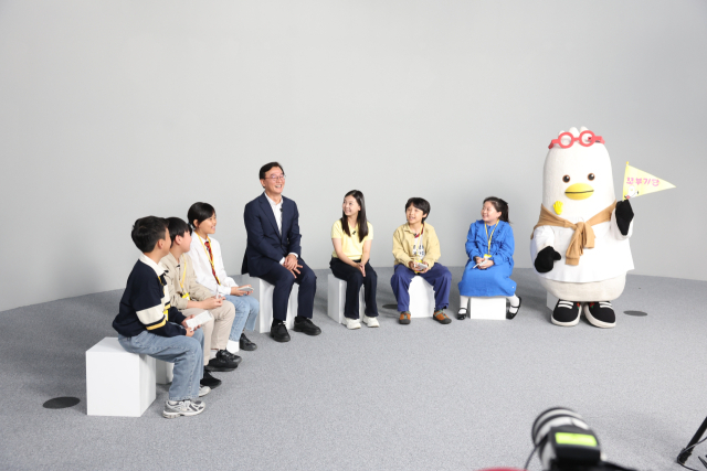 지난 21일 오후 5시 어린이 신문 ‘Big아이 도란도란’ 기자단 소속 5명의 대표 기자들이 부산시청 미래도시관에서 전재수 시장을 만나 부산시의 어린이 친화 정책과 시정 방향 등에 관한 인터뷰를 진행했다. 부산시 제공
