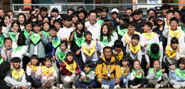 이재명 대통령이 22일 전북 익산 왕궁초등학교에서 가을 체육한마당을 마친 후 학생들과 기념촬영을 하고 있다. 연합뉴스