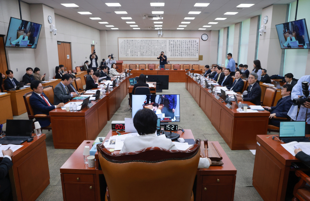 22일 국회 법제사법위원회 전체회의에서 위원장인 더불어민주당 서영교 의원이 최길수 특별감찰관 후보자 인사청문 경과 보고서를 처리한 뒤 산회를 선언하고 있다. 연합뉴스