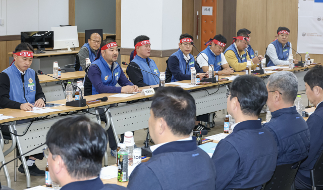 부산지하철 노동조합과 사측인 부산교통공사가 22일 오후 부산 금정구 도시철도 노포차량사업소에서 2026년 19차 단체교섭을 진행하고 있다. 오문제 부산지하철 노조위원장이 모두 발언을 하고 있다. 김종진 기자 kjj1761@