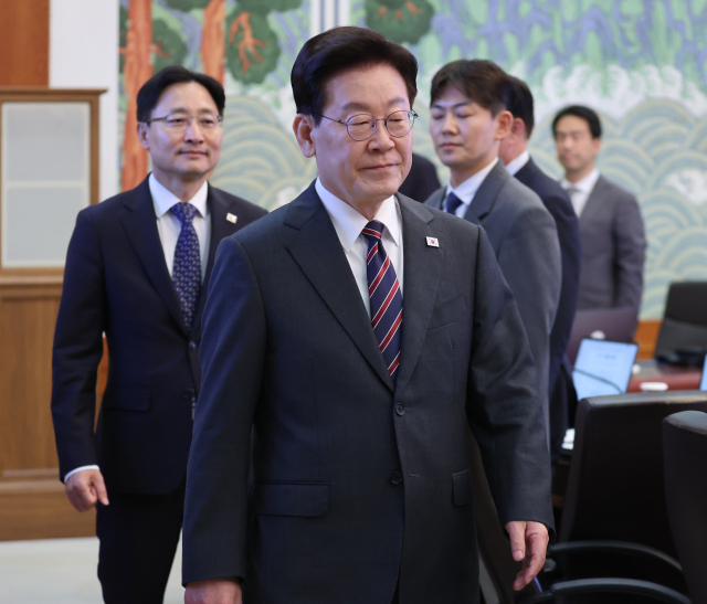이재명 대통령이 22일 청와대에서 수석보좌관회의에 입장하고 있다. 뒤는 임광현 비서실장. 연합뉴스