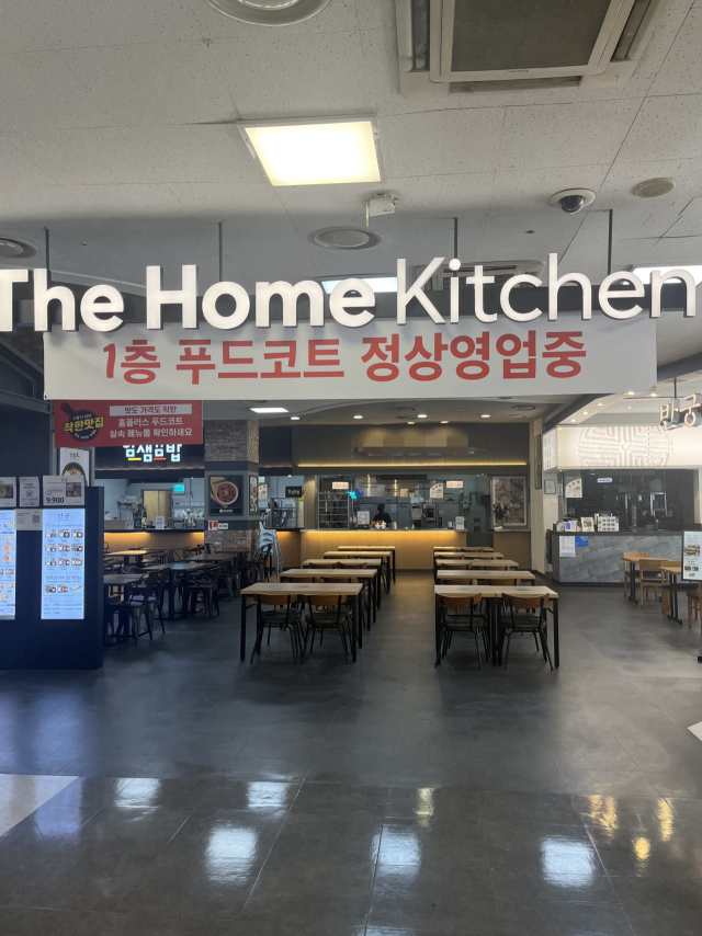 부산 해운대구 홈플러스 센텀시티점에 임점 업체 정상 영업을 알리는 안내가 걸려있다. 홈플러스 센텀시티점 입점점주협의회 제공