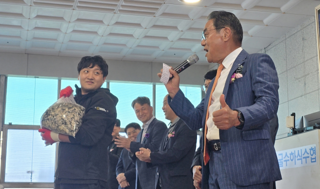 굴수하식수협은 22일 경남 통영에 있는 본소 위판장에서 ‘2026년 햇굴 초매식 및 풍어제’를 열었다. 굴수협 지홍태 조합장이 시범 경매를 하고 있다. 김민진 기자