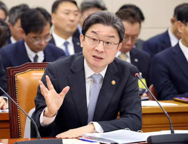 이억원 금융위원장이 22일 국회에서 열린 정무위원회 국정감사에서 위원 질문에 답하고 있다. 연합뉴스