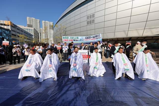 경남 산청군의회 의원 6명이 상경 집회 현장에서 삭발식을 진행하고 있다. 산청군 제공
