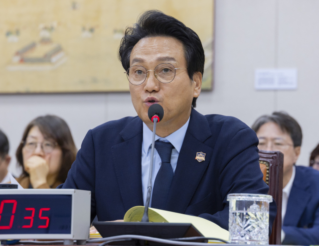 안민석 경기도 교육감이 지난 14일 국회 교육위원회에서 열린 국정감사에 출석해 의원 질의에 답하고 있다. 연합뉴스