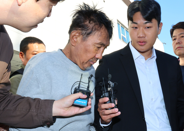 인천 한 대형 상업시설에서 흉기를 휘둘러 시민 10명을 살해하려 한 혐의로 구속된 최충락(59)이 23일 오전 인천 남동경찰서에서 인천지방공소청으로 송치되고 있다. 연합뉴스