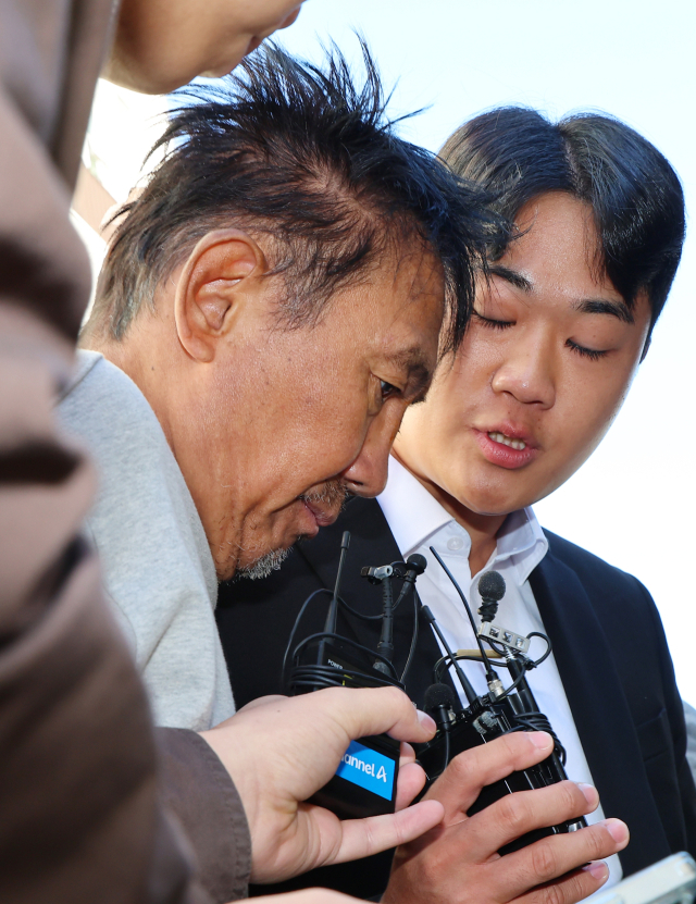 인천 한 대형 상업시설에서 흉기를 휘둘러 시민 10명을 살해하려 한 혐의로 구속된 최충락(59)이 23일 오전 인천 남동경찰서에서 인천지방공소청으로 송치되고 있다. 연합뉴스
