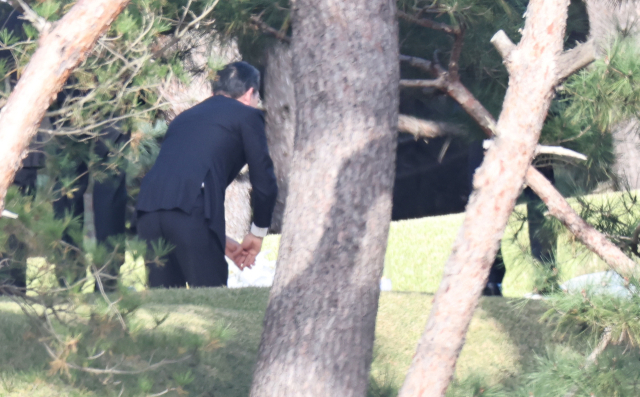 이재용 삼성전자 회장이 23일 경기 수원 선영에서 열린 고 이건희 삼성그룹 회장 6주기 추도식에 참석해 절을 하고 있다.연합뉴스