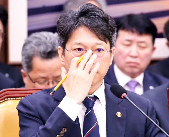 홍지선 국토교통부 장관이 23일 국회에서 열린 국토교통위원회 종합감사에서 위원 질문에 답하고 있다. 연합뉴스