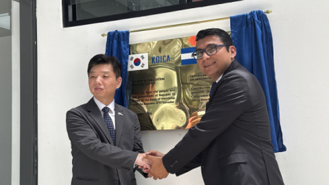 현지 시간 22일, 코이카 ‘엘살바도르 ITCA 공학교육역량 강화사업’ 혁신기술교육센터 개소식에서 곽태열 주엘살바도르 대한민국 대사(왼쪽)와 카를로스 아리올라(Carlos Arriola) ITCA 총장이(오른쪽)이 현판식을 진행하고 있다. 코이카 제공