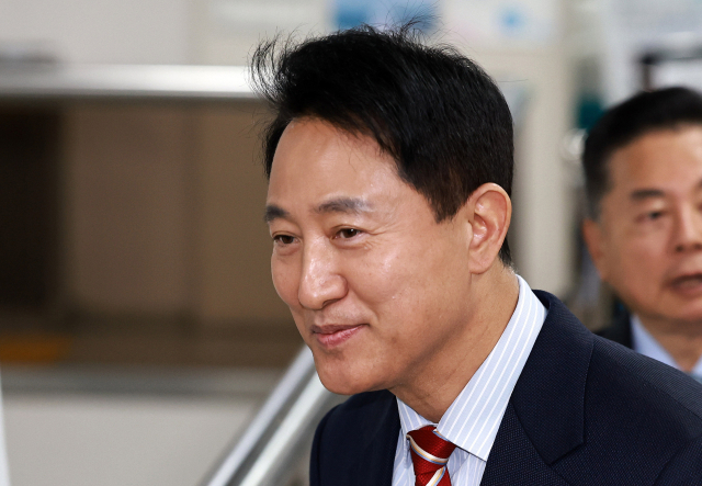 오세훈 서울시장이 서울시장직 유지 여부가 달린 '명태균 여론조사 대납 의혹' 항소심 선고일인 23일 서울 서초구 서울고법에 도착해 법정으로 향하고 있다. 연합뉴스