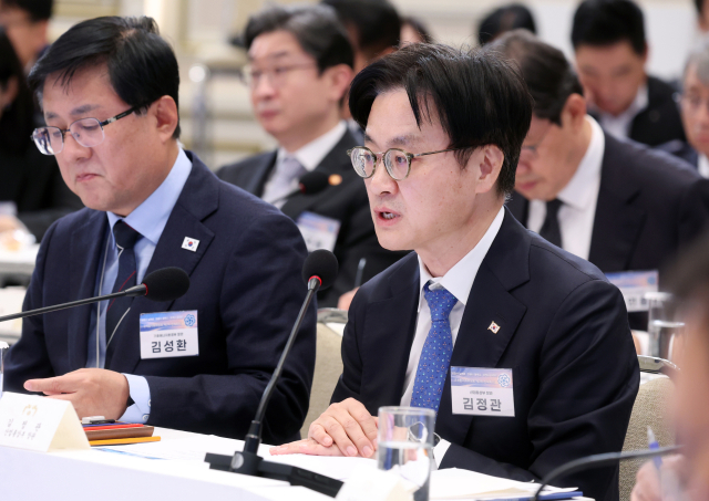 김정관 산업통상부 장관이 23일 오후 이재명 대통령이 청와대에서 주재한 규제합리화위원회 2차 전체회의에서 '메가프로젝트 반도체 투자 신속 이행을 위한 규제 합리화방안'을 보고하고 있다. 청와대통신사진기자단 제공