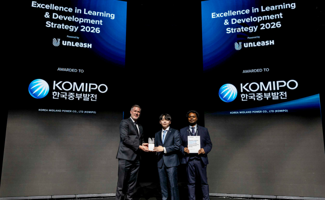 한국중부발전이 프랑스 파리에서 열린 ‘언리시 어워드(UNLEASH Award) 2026’ 시상식에서 ‘Excellence In L&D Strategy’ 부문을 수상하고 있다. (왼쪽부터) 마크 콜먼 UNLEASH 그룹 창립자, 이전열 중부발전 인재개발부 차장, 모 코기 UNLEASH 그룹 영업총괄. 중부발전 제공