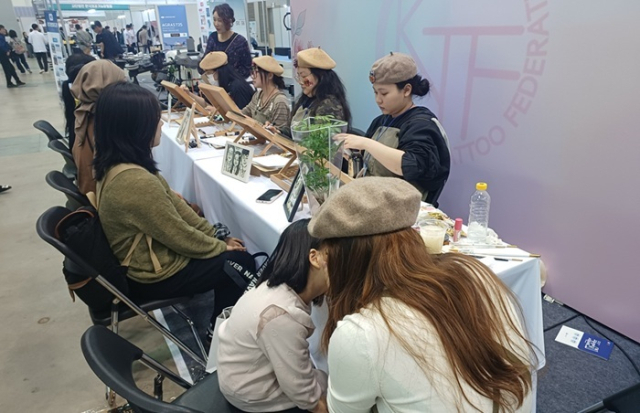 부산 서면에서 사업을 시작한 부엉이 ‘캐리커쳐’. 현재 서울 광장시장과 부산 서면 해운대 광안리 등에서 방문객을 대상으로 캐리커쳐를 그려주는 사업을 한다.