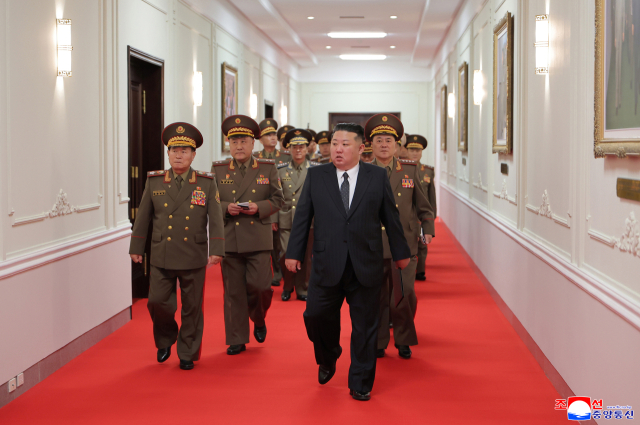 김정은 북한 국무위원장이 10월 22일과 23일 평양에서 조선인민군 제3차 중대장 대회를 주재하고 '새 시대 강군건설과 중대장들의 임무'에 대해서 연설했다고 조선중앙통신이 24일 보도했다. 연합뉴스