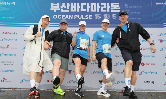 2026 부산바다마라톤이 25일 오전 부산 해운대구 벡스코와 광안대교 일원에서 1만2000여 명의 러닝 마니아가 참여한 가운데 열렸다. 청각장애인 크루 ‘데프런’ 멤버들이 출발에 앞서 화이팅을 하고 있다. 정종회 기자 jjh@