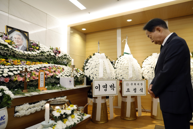 김영삼 전 대통령의 아들 김현철 김영삼대통령기념재단 이사장이 25일 서울 강남구 삼성서울병원 장례식장에 마련된 최형우 전 내무부 장관의 빈소를 조문하고 있다. 연합뉴스