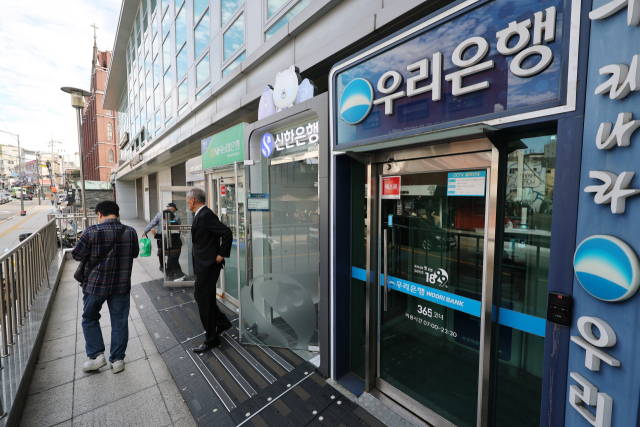 서울 시내에 설치된 여러 은행 현금자동입출금기(ATM) 모습. 연합뉴스