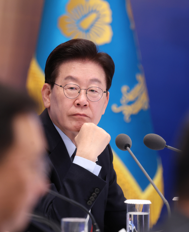 이재명 대통령이 23일 청와대에서 열린 규제합리화위원회 2차 전체회의에서 참석자 발언을 듣고 있다. 연합뉴스