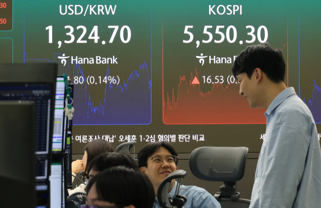 23일 서울 중구 하나은행 본점 딜링룸에 원/달러 환율과 코스피가 표시되고 있다. 연합뉴스
