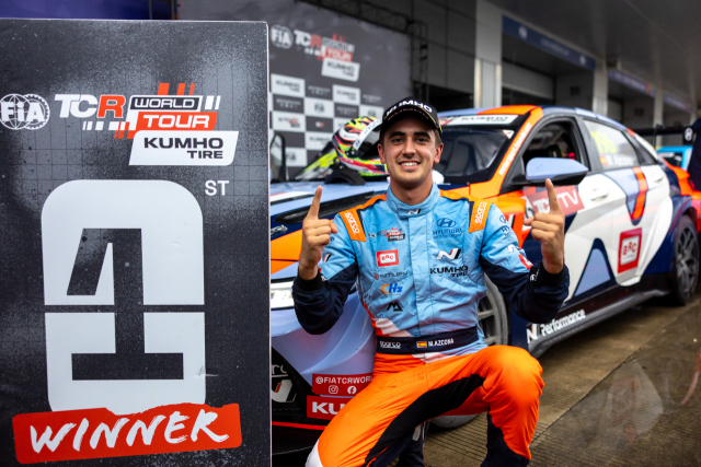 글로벌 최정상급 투어링카 대회 ‘2026 TCR 월드투어’ 7라운드 중국 저장 경기에서 1위를 차지한 미켈 아즈코나 선수가 차량 앞에서 포즈를 취하고 있다.현대차 제공