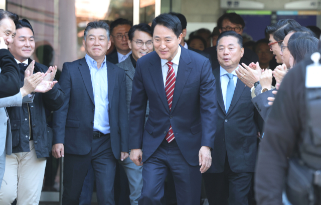 오세훈 서울시장이 23일 서울 서초구 서울고법에서 열린 '명태균 여론조사 대납 의혹 사건' 항소심 선고 공판 뒤 나오고 있다. 연합뉴스