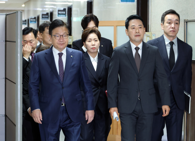 국민의힘 장동혁 대표, 정점식 원내대표, 양향자 최고위원 등 지도부가 26일 국회에서 열린 최고위원회의에 입장하고 있다. 연합뉴스