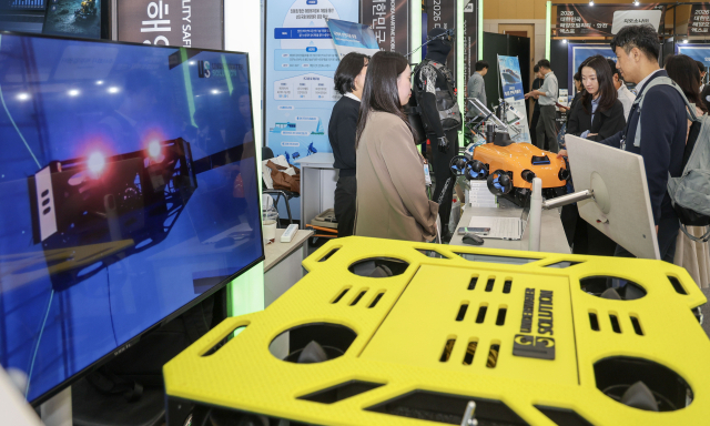 26일 부산 동구 부산항국제전시컨벤션센터 이벤트홀에서 ‘2026 대한민국 해양모빌리티·안전 엑스포’가 개막했다. 오는 28일까지 열리는 이번 행사에는 42개 기업·기관이 참여해 72개 전시 부스에서 해양모빌리티와 해양안전 분야의 첨단 기술을 선보인다. 이원준 기자 lwj@