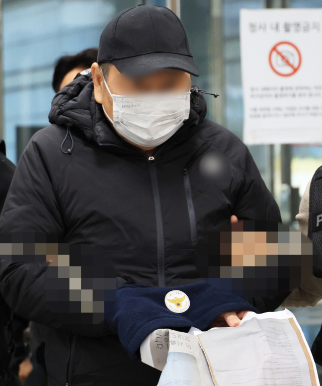 지난 20일 서울 강남구 역삼동 빌딩 두 곳에 불을 질러 20명 가까이 다치게 한 피의자 A 씨가 22일 구속 전 피의자 심문에 참석하기 위해 서울 서초구 중앙지법으로 들어서고 있다. 연합뉴스