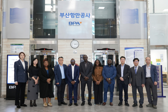 항만공사 간 항만물류 분야 협력 방안을 논의하기 위해 부산항만공사를 방문한 탄자니아 항만공사(TPA) 관계자들이 기념사진을 촬영하고 있다. 부산일보DB