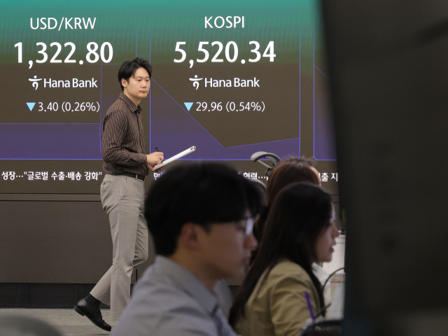 26일 오전 서울 중구 하나은행 본점 딜링룸에 코스피와 코스닥, 원달러 환율 지수가 표시되고 있다. 이날 코스피는 5469.47로 장을 마감했다. 약 7개월 만에 최저치다. 연합뉴스