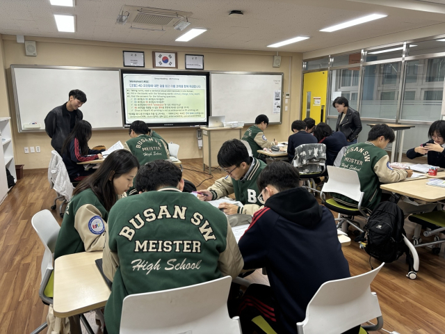 마이스터고교로 진학해 전문 기술을 배우려는 학생이 늘고 있다. 부산소프트웨어마이스터고 수업 모습. 부산일보DB