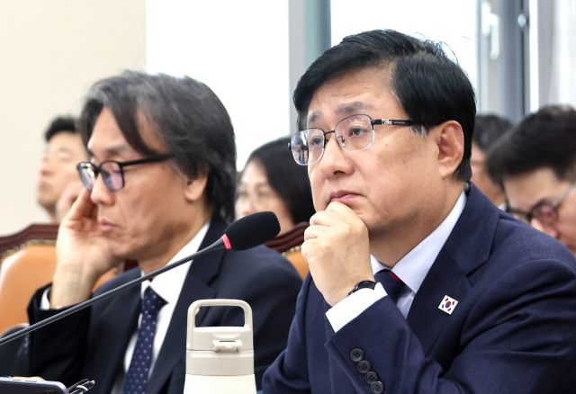 김성환 기후에너지환경부 장관이 26일 국회에서 열린 기후에너지환경노동위원회 국정감사에서 위원 질의를 듣고 있다. 연합뉴스