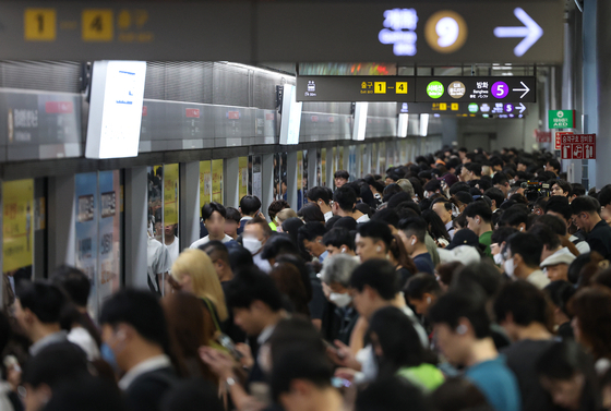 출근시간대 지하철 승객들. 연합뉴스